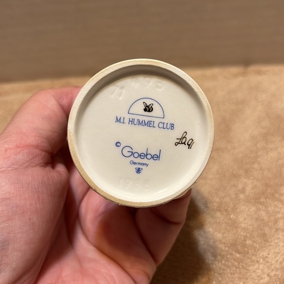 Goebel Hummel collector Club in box “Two Hands, One Treat” #493 Figurine - Picture 7 of 11